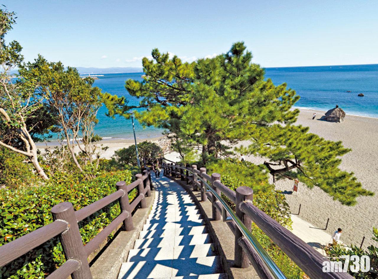 沿灘築有精緻的步道,串連各個景點,沿途美景伴行。