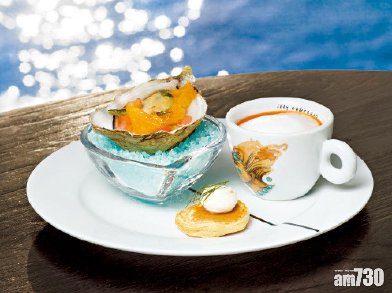 Chef Andrea選用法國Marennes Oléron海灣的芬迪奇蠔,特點就是富有層次的海水鹹味,味道清甜帶果香。(右)將冰島淡水龍蝦熬成湯,加入忌廉打成的泡沫,入口猶如泡沫咖啡般軟滑,香濃鮮甜。