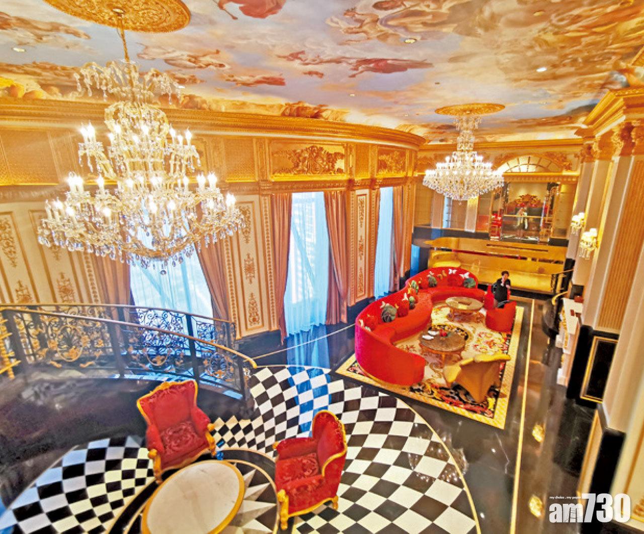 最大客房兩層高內設泳池。