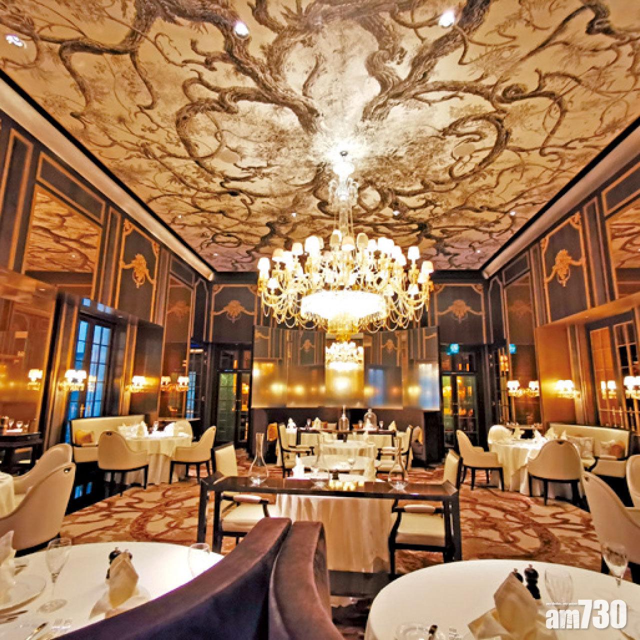 Hermes設計師的手繪天花壁畫。