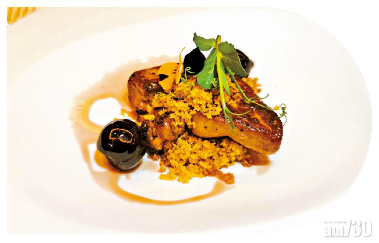 煎鵝肝配櫻桃醬。