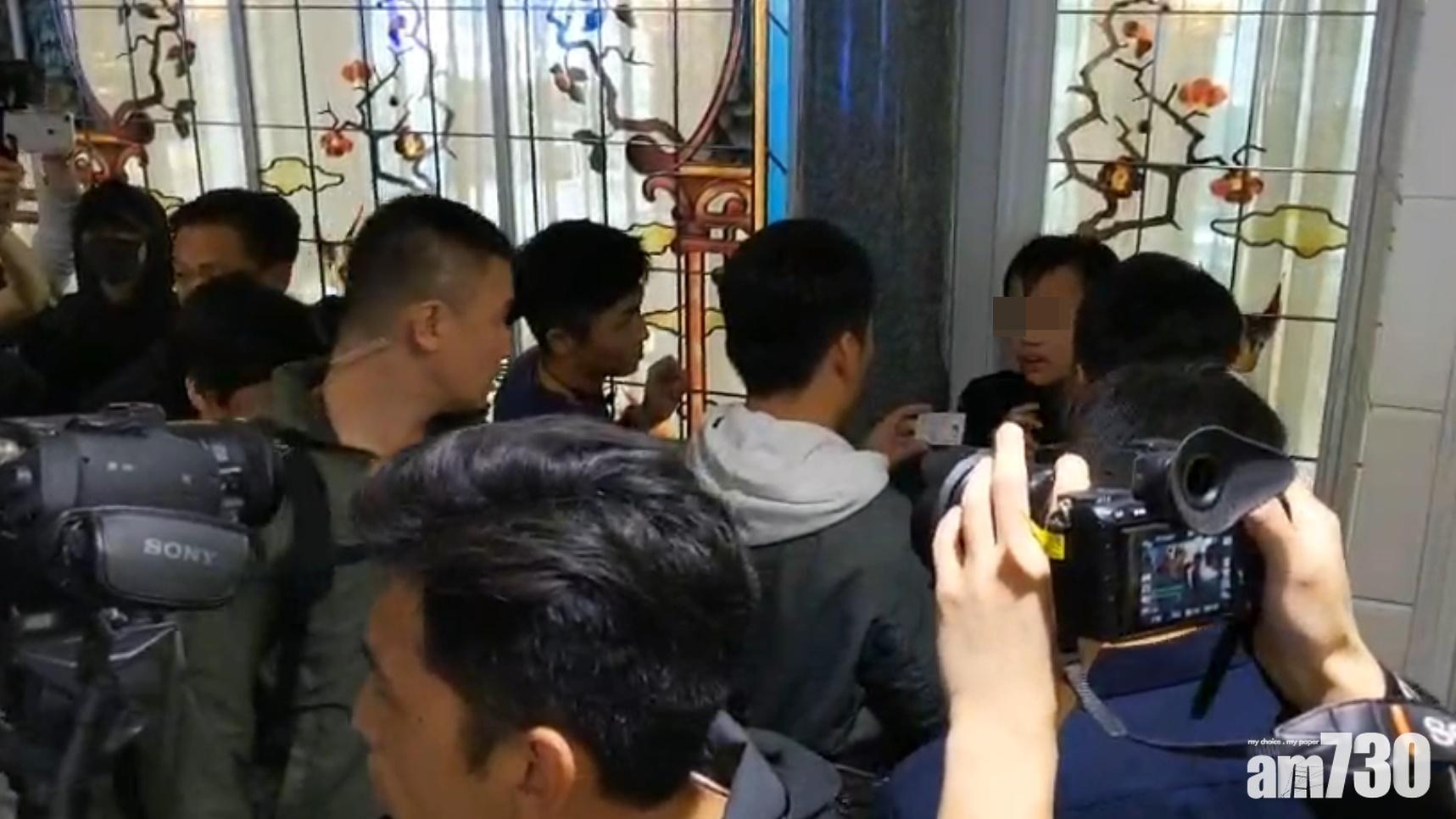 將狗糧倒在地上青年被查問。