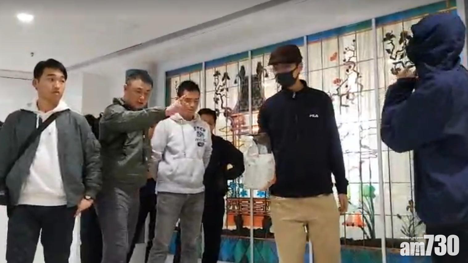 警員要求撒狗糧男子清理地上狗糧。