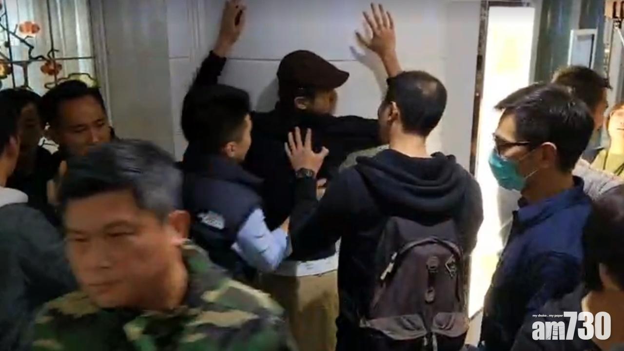警方指該男子疑妨礙警方被查。