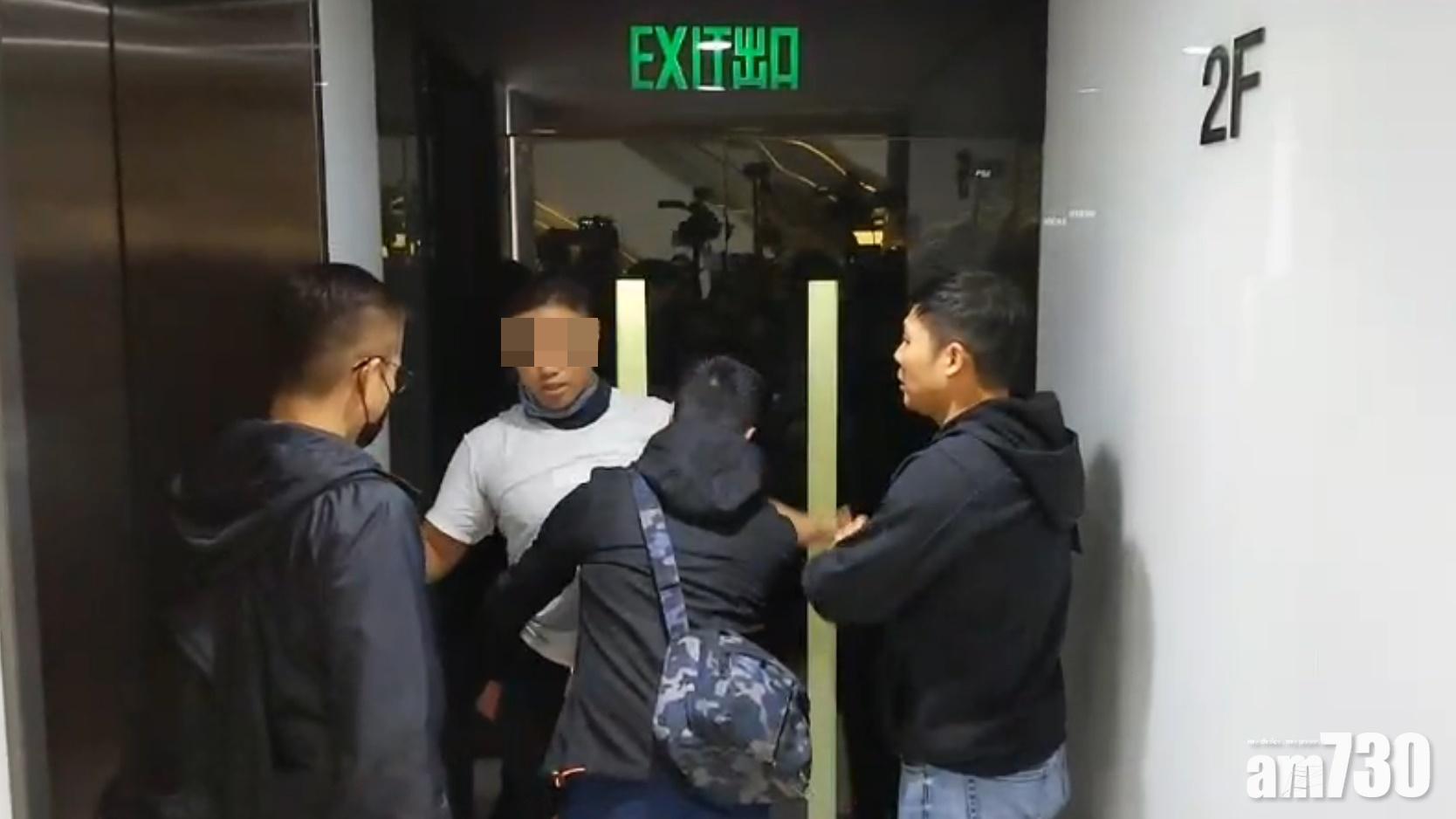 白衣男子疑因言語遭警員查問。