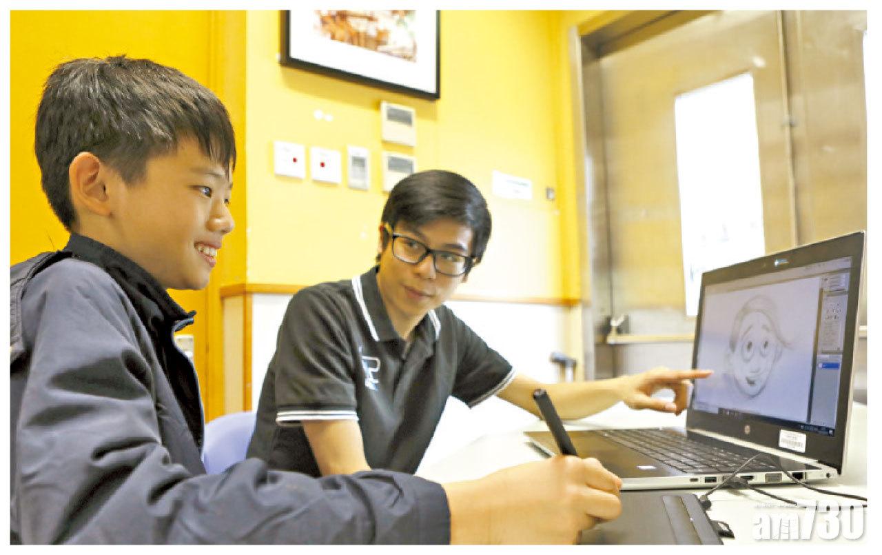 中一生陳宇禧(左)就讀主流班,課程3個部分均會接觸。