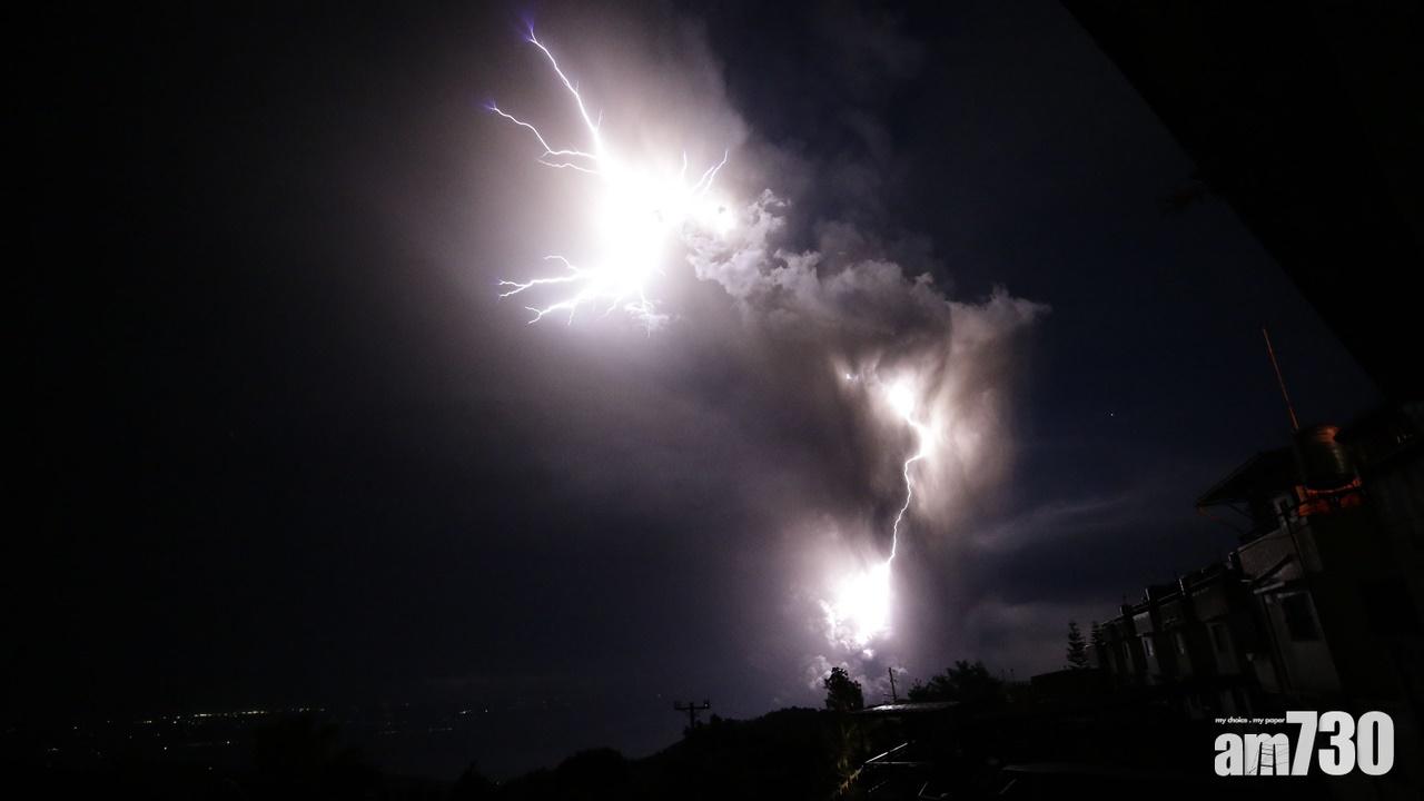 火山灰湧上半空引發雷電。(AP)