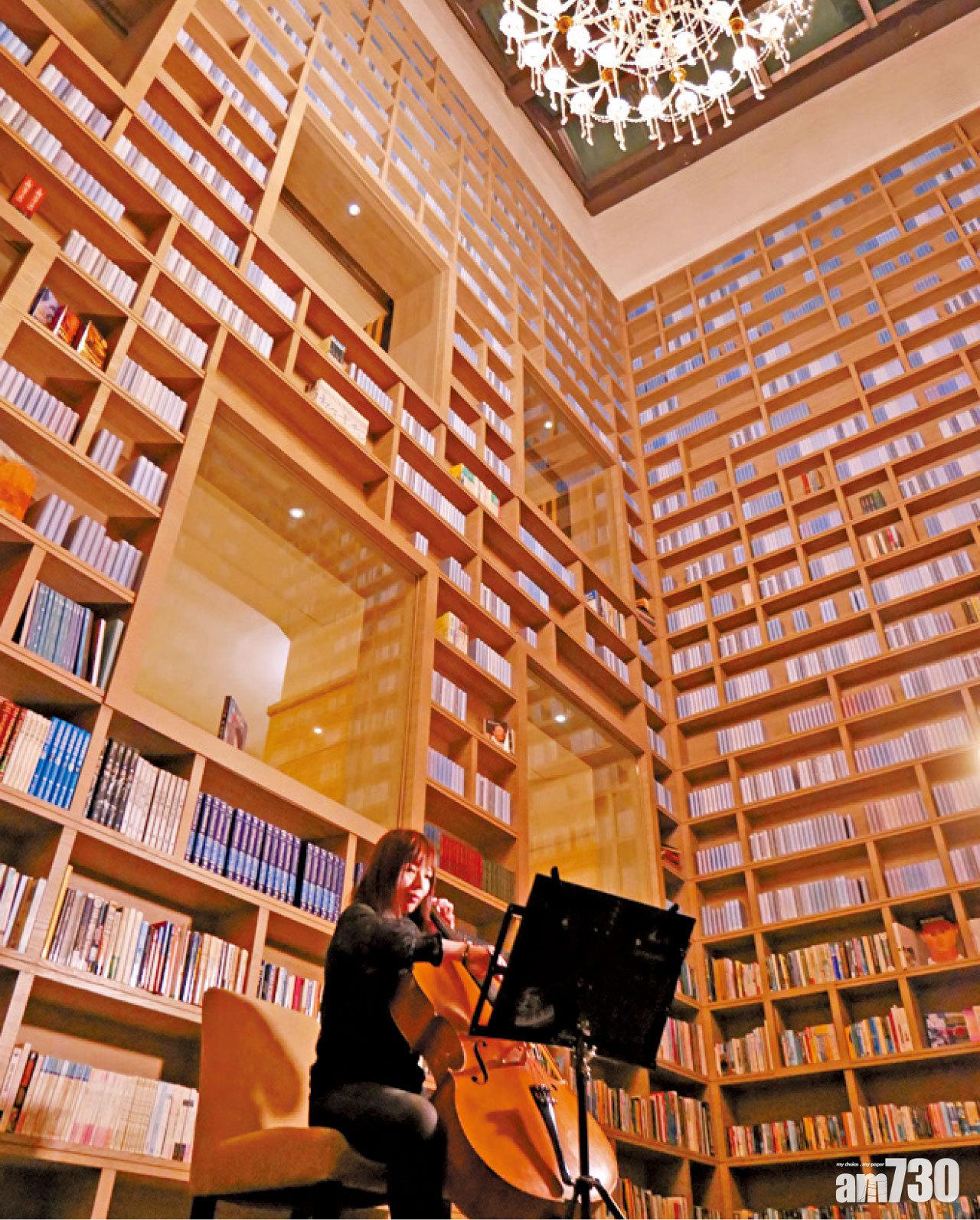 藏書閣今晚變成室樂演奏廳,大提琴音縈繞不絕。