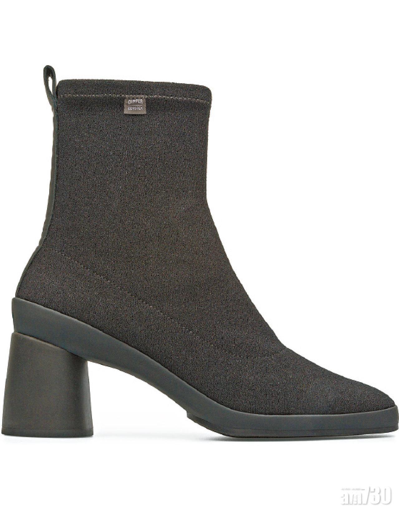 黑色粗跟短靴
$1,899 (d)