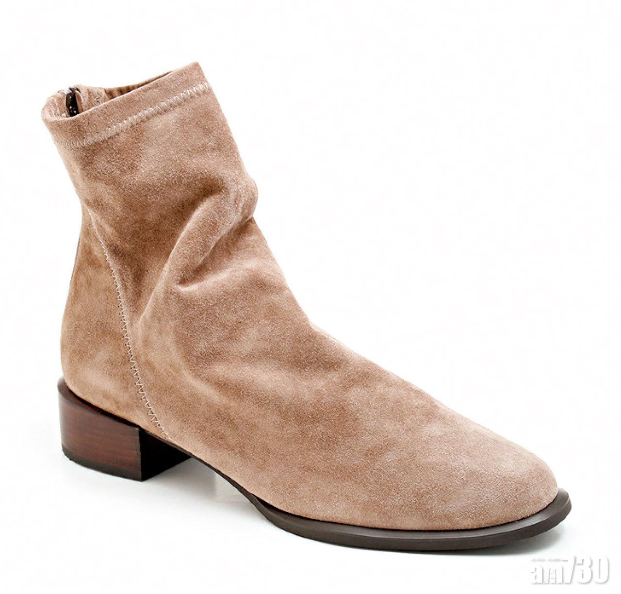 杏色麖皮短靴
$1,680 (b)