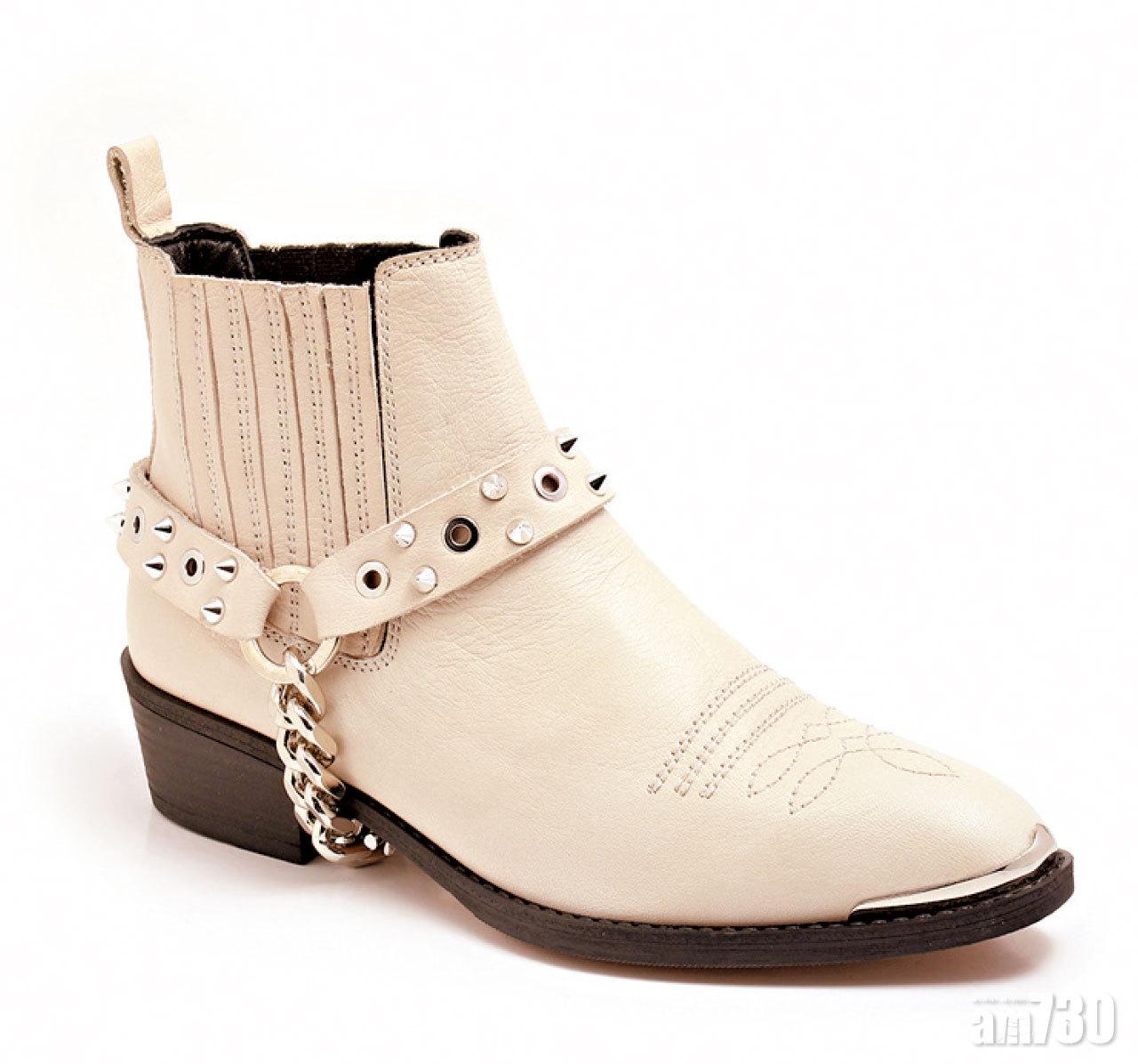 白色牛皮綴金屬飾鏈短靴 $1,980 (b)