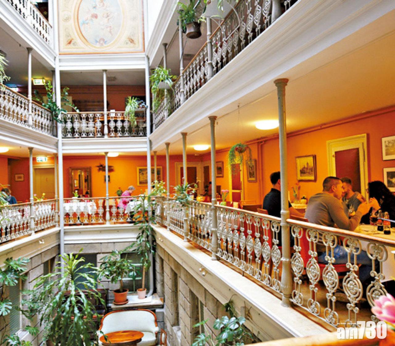 迴廊餐廳環繞酒店高層,用餐時可欣賞精緻的欄杆和油畫。