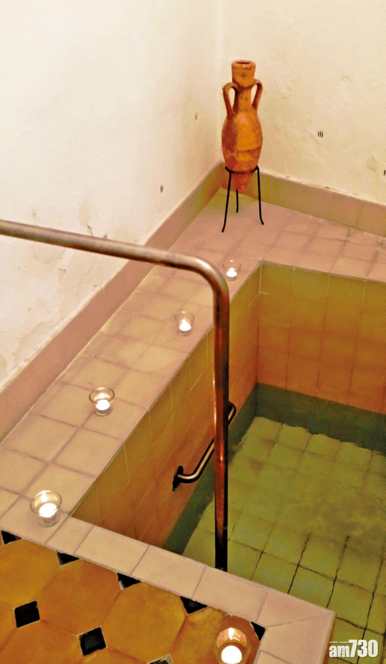 羅馬式浸浴私人房間,必須預約。