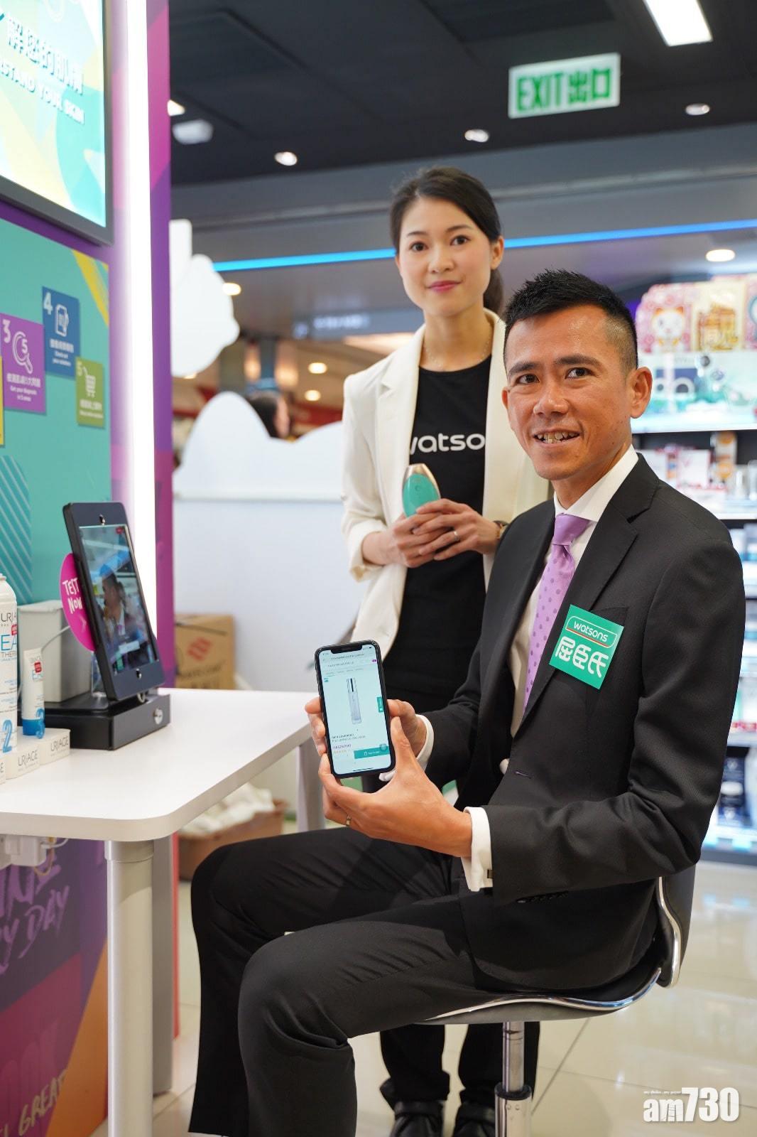 香港屈臣氏董事總經理李家樂先生體驗Meitukey智能皮膚分析,以AI技術分析皮膚狀態,結合美妝及科技潮流,打造一站式美容購物體驗。