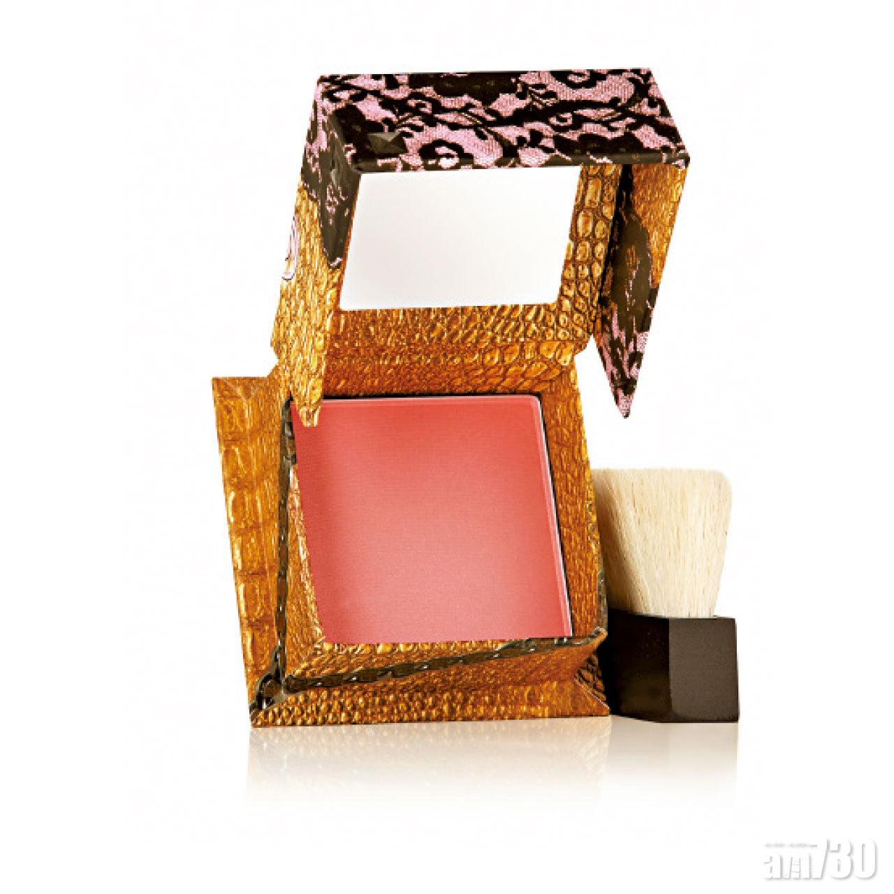 搖滾胭脂蜜粉 $270 (a)
玫瑰金色調的胭脂蜜粉,輕輕一抹,即為雙頰添上溫柔又有氣質的玫瑰紅色,為新年妝容增添一絲暖意。