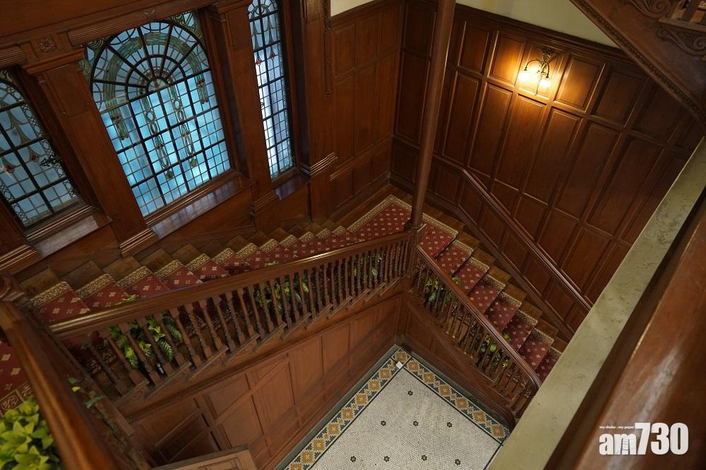孫中山紀念館:甘棠第的柚木樓梯及彩繪玻璃窗是原建築內最矚目的標記。