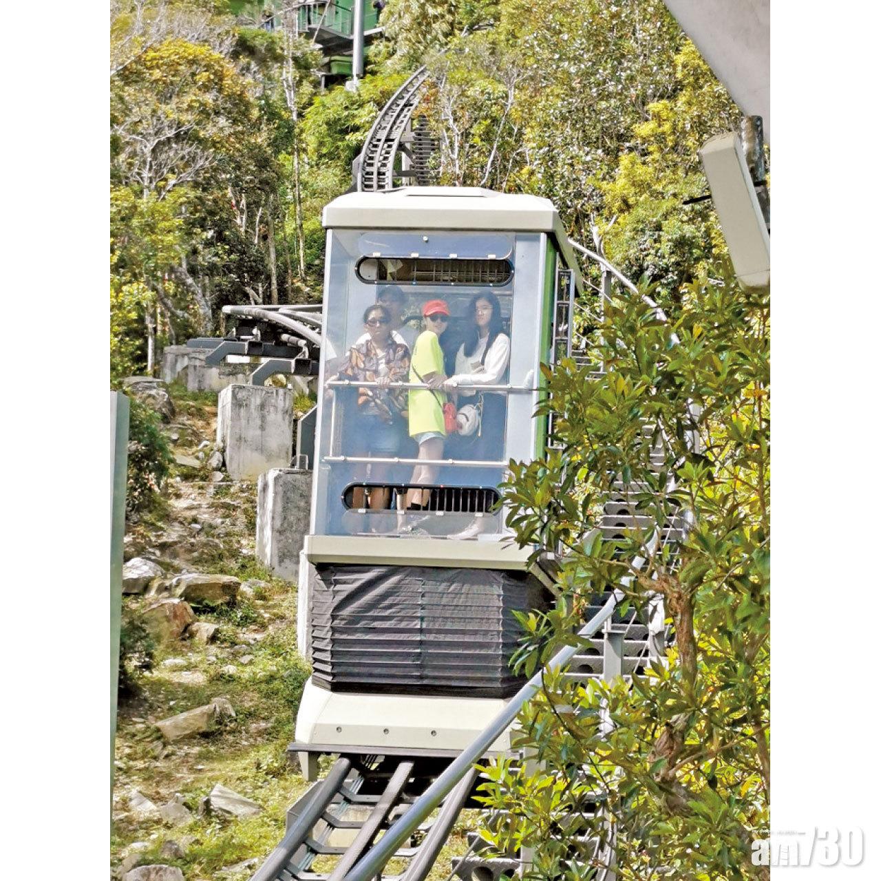 接駁電梯往天空之橋。