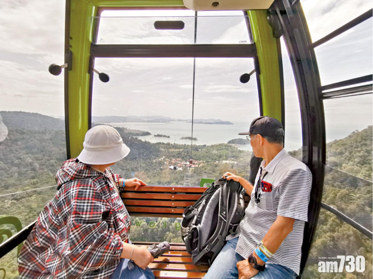 坐纜車20分鐘到山頂。