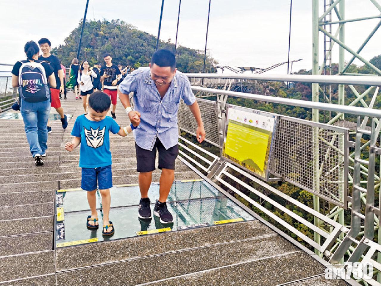 踏玻璃地板挑戰膽量。