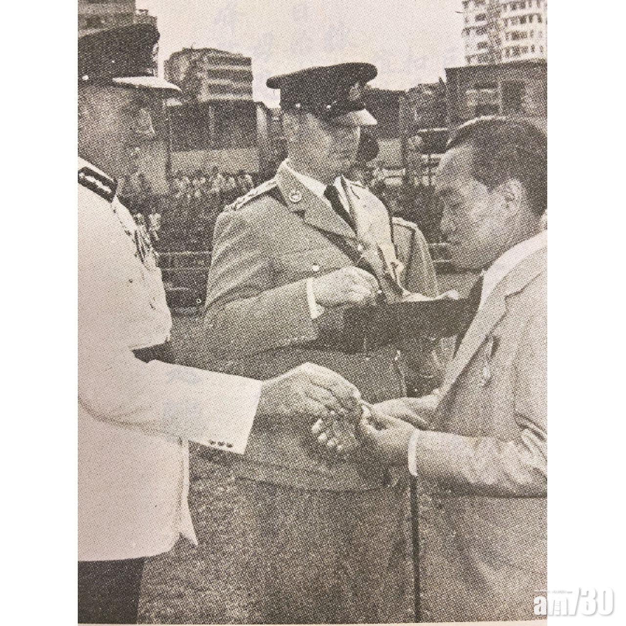 鄒毓獲頒警察榮譽勳章。