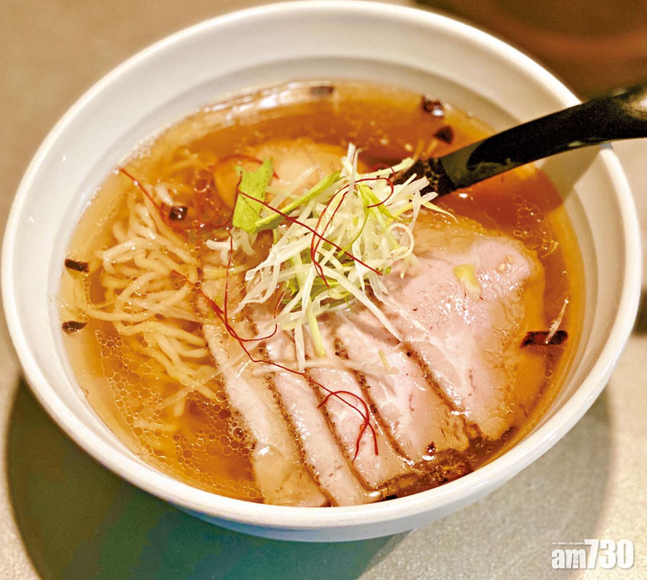 琥珀醬油拉麵820円,有頗討好的淡麗感,魚介湯底上有爆過的蔥粒提香,叉燒亦不過肥,唯獨是味玉有點過熟,整體而言是不錯的。