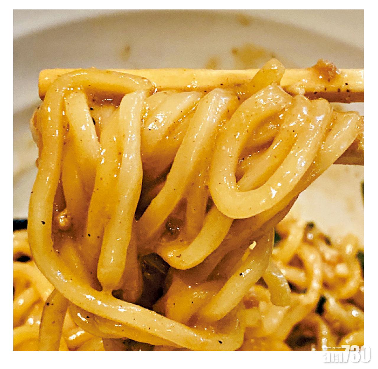 每條麵都掛滿醬汁。