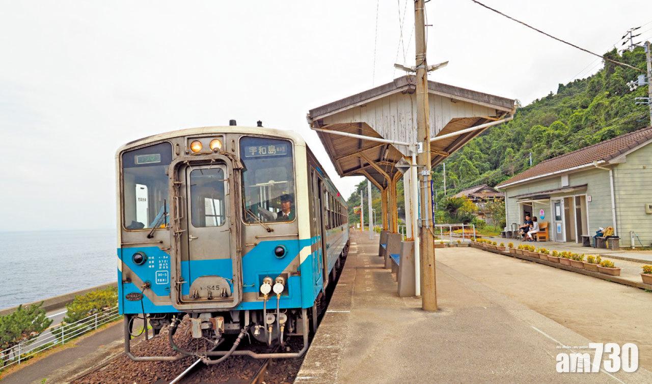 JR予讚線,班次不多、車速緩慢,沿途可盡覽優美海景。