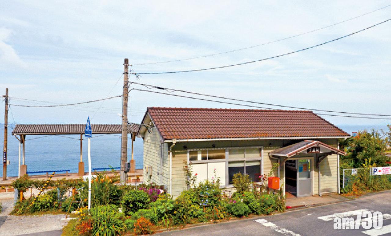 原木打造的站舍,坐落於伊予灘旁邊,也是賞夕陽的勝地。