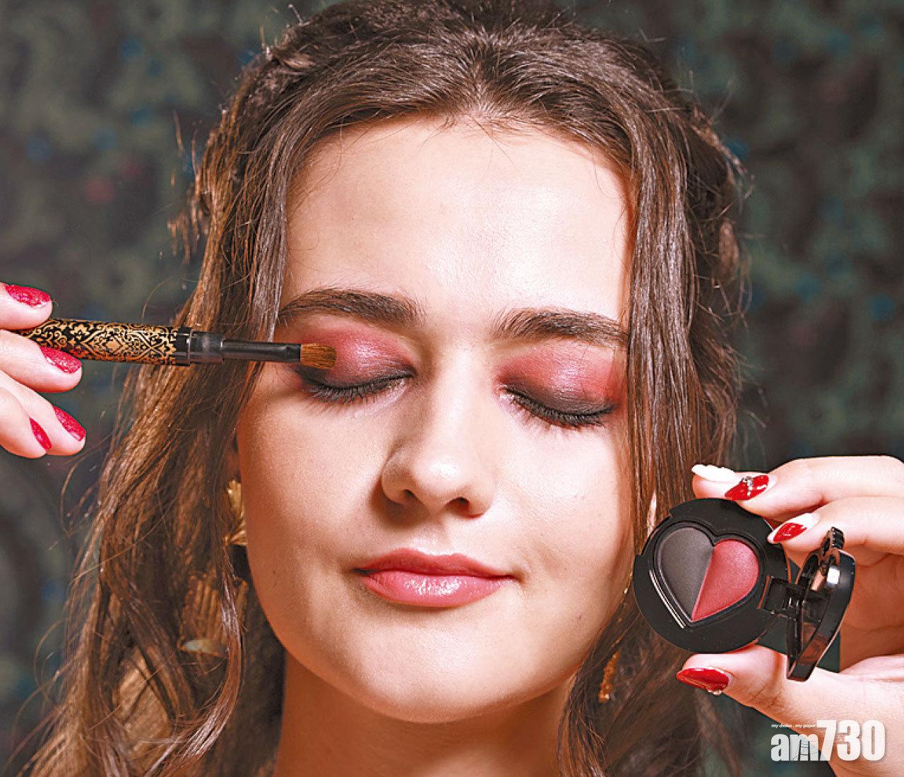 Step 1 以深紅珠光眼影塗滿整個眼窩,之後在雙眼皮位塗上純黑色珠光眼影,兩色之間需要加以暈染,掃出漸變的自然效果。描畫黑色上下眼線,幫助減輕眼部浮腫,令雙眼更顯明亮精緻。