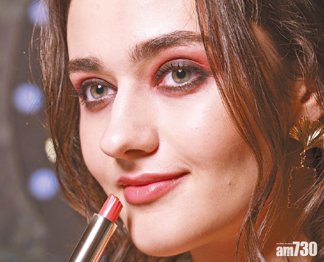 Step 4 由於重點在眼妝,唇色只要淡淡的便可,選用自然的玫瑰紅色唇膏點綴雙唇,塑造水澤飽滿的豐唇效果。