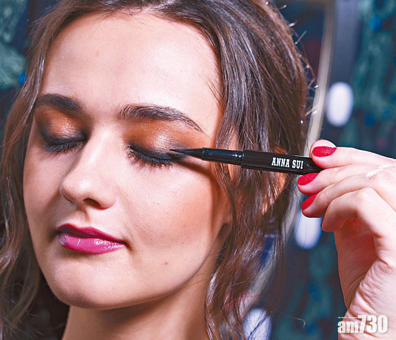 Step 2 輕輕抹走日妝的眼影後,以銅金色眼影掃滿眼窩,然後用純黑色珠光眼影掃在雙眼皮位置,兩色之間同樣需要暈染掃開。