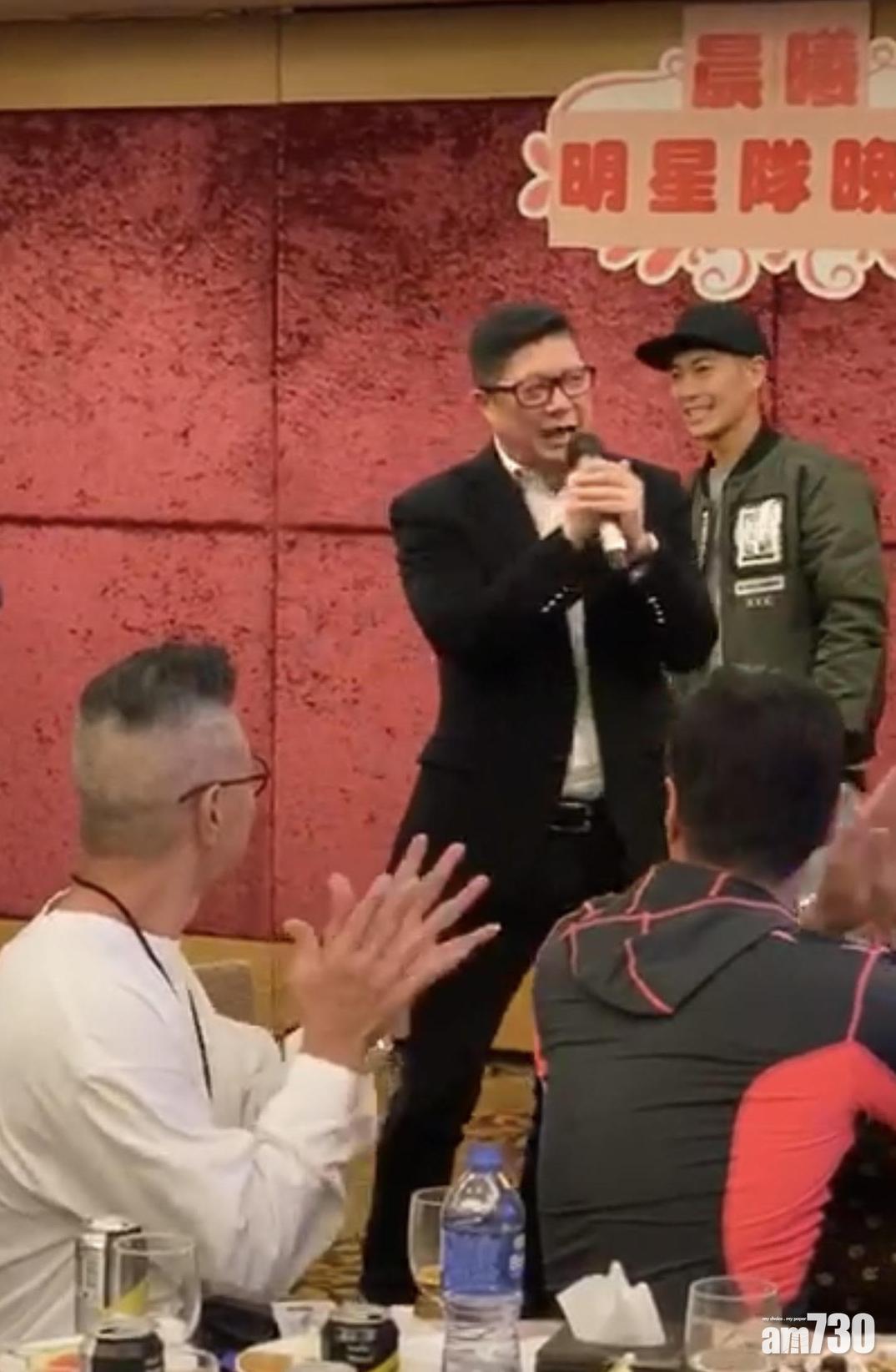 羅鈞滿在鄧炳強上台發言時,與他擦身而過。