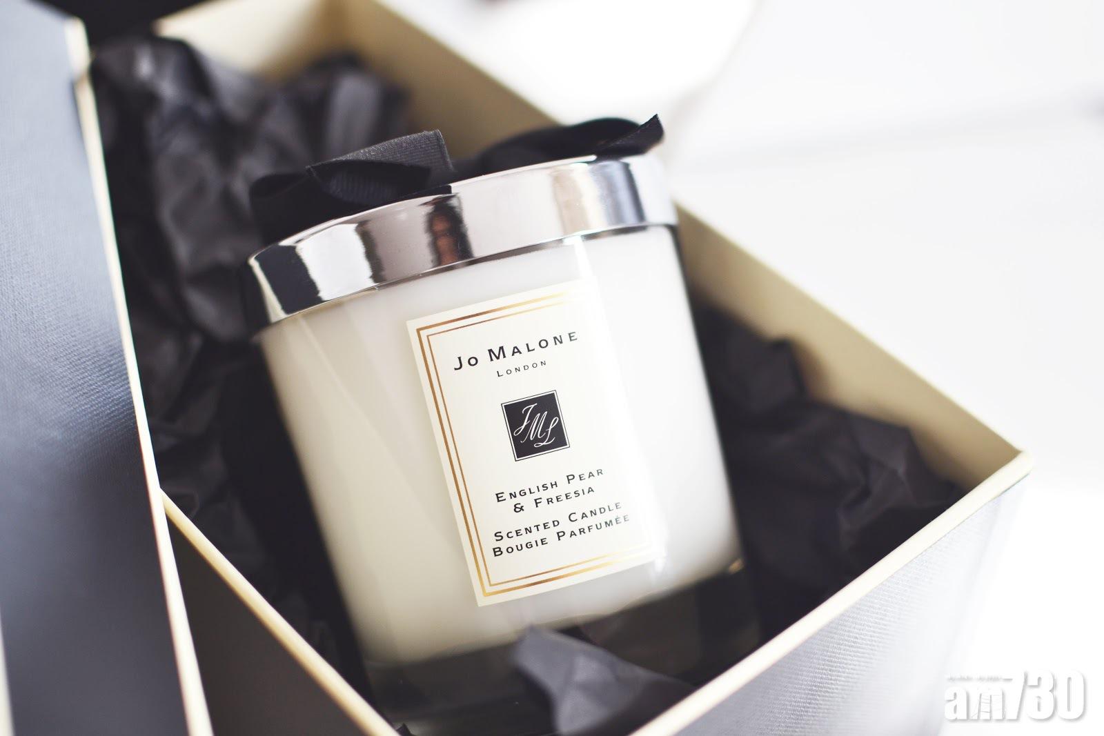 Jo Malone London 英國梨與小蒼蘭香氛工藝蠟燭 
香甜的梨子香氣搭配白色小蒼蘭花香,佐以琥珀、廣藿香與木質香調的柔和芳香,可以提振精神、安定心情,為家中增添奢華香氣。$550/200g