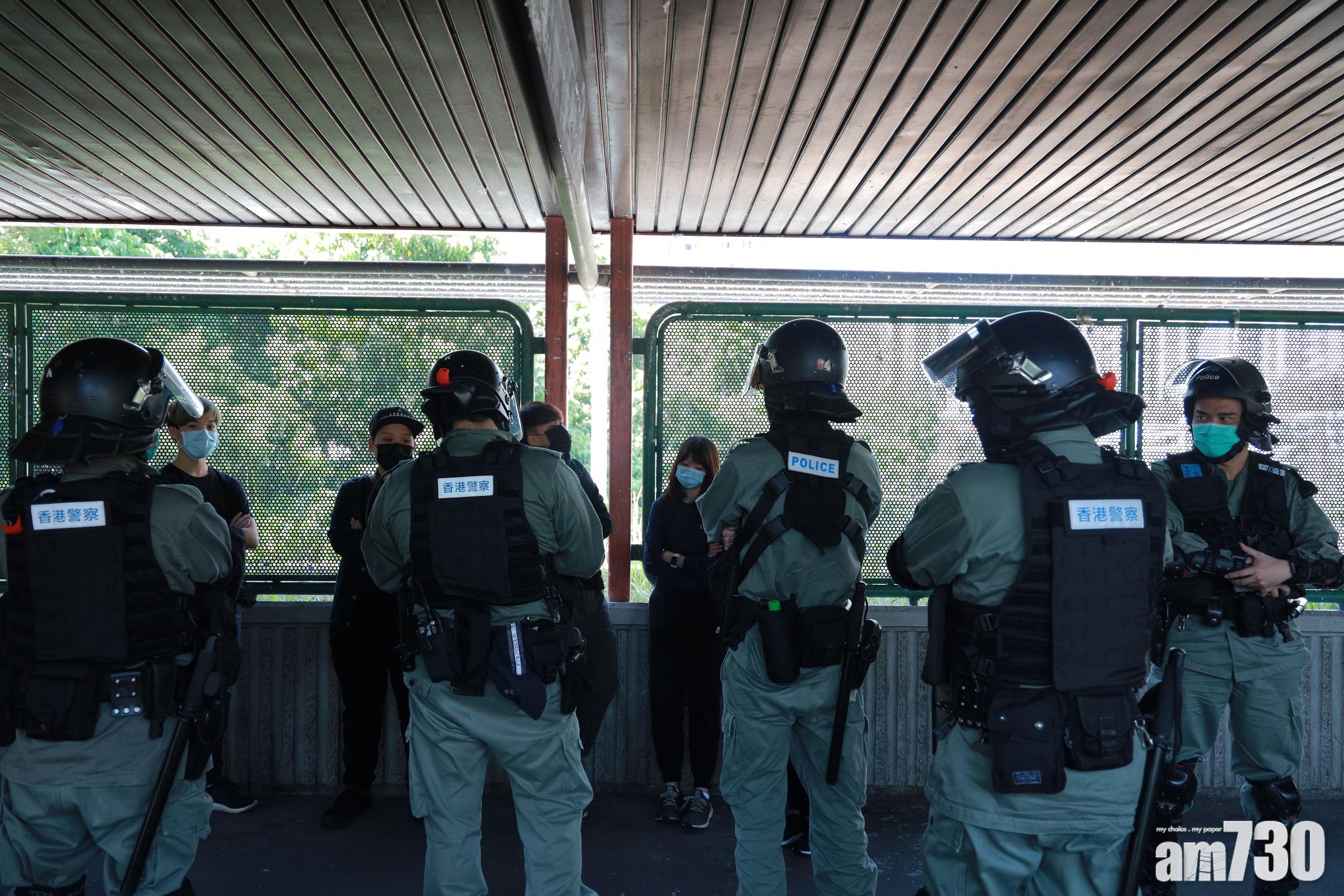 防暴警察截查多人。(莊振邦攝)