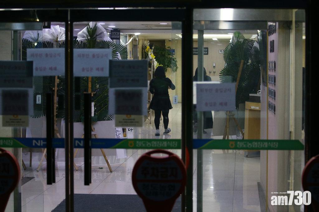 慶尚北道清道郡大南醫院殯儀館門口貼著「閒人免進」。(互聯網)