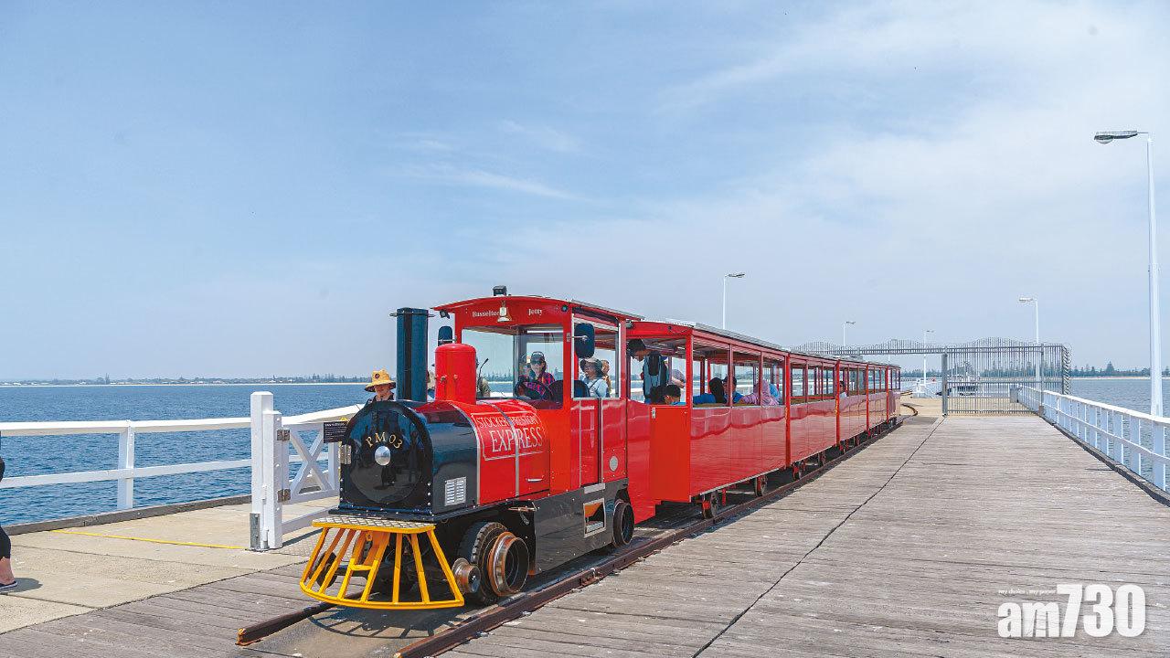 裝成蒸汽火車的模樣,實際是太陽能電氣化列車,車頭可脫軌,單獨在路面行走。