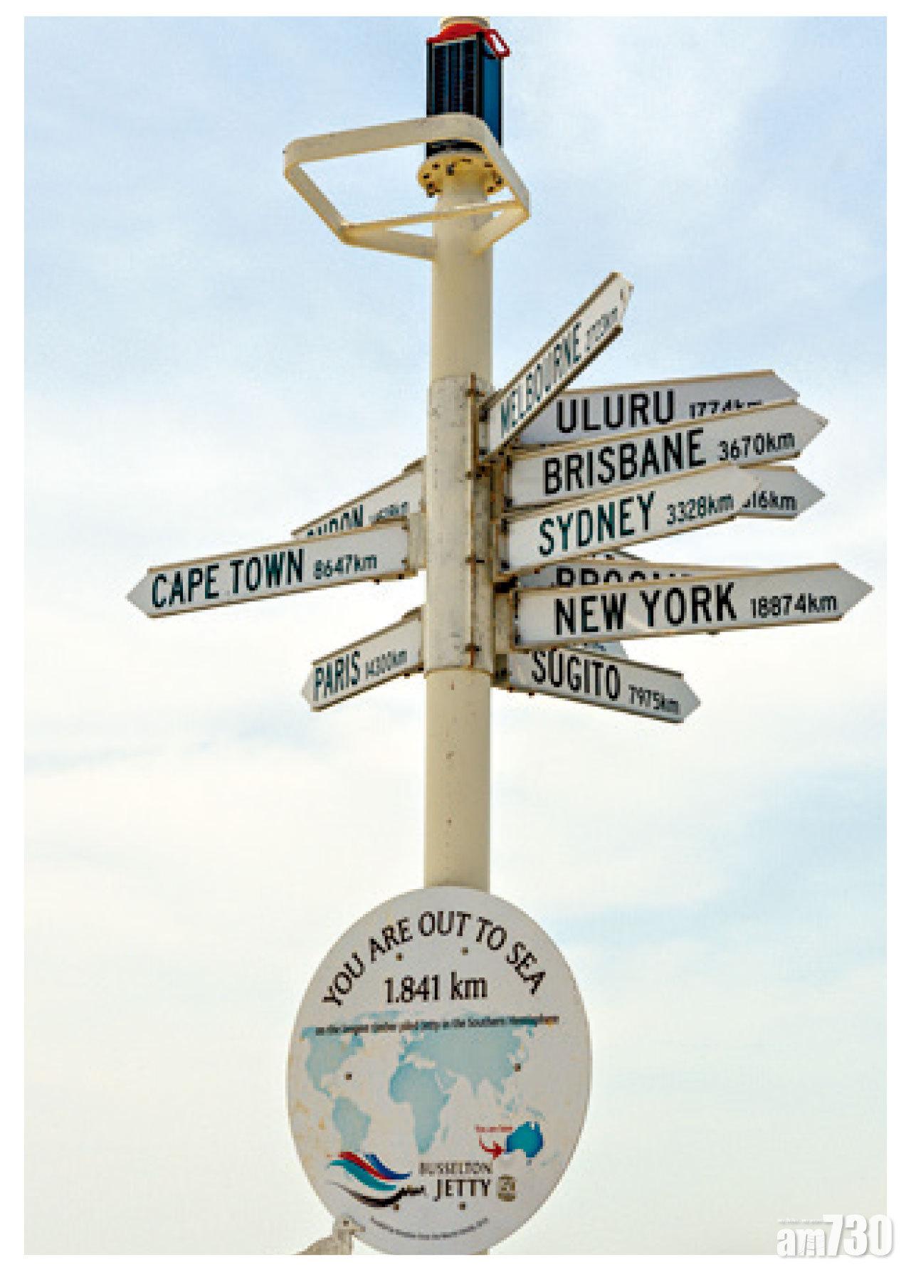 橋的盡頭有標記,指示各城市地標的方向及橋的總長度,是遊客打卡點。