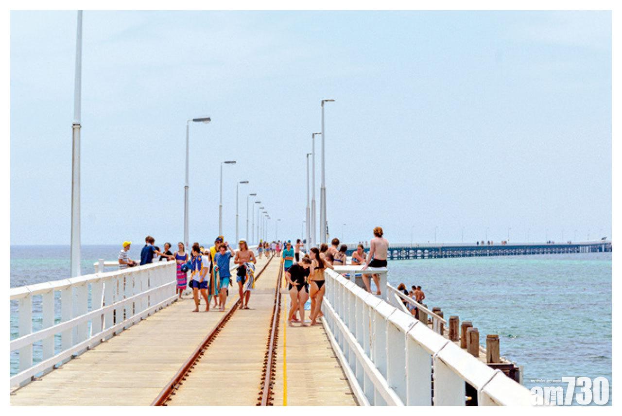 棧橋開放給公眾,不少青年人從這裡玩跳水暢泳。