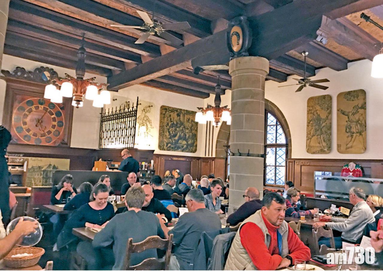 餐廳保留濃烈中世紀感覺。