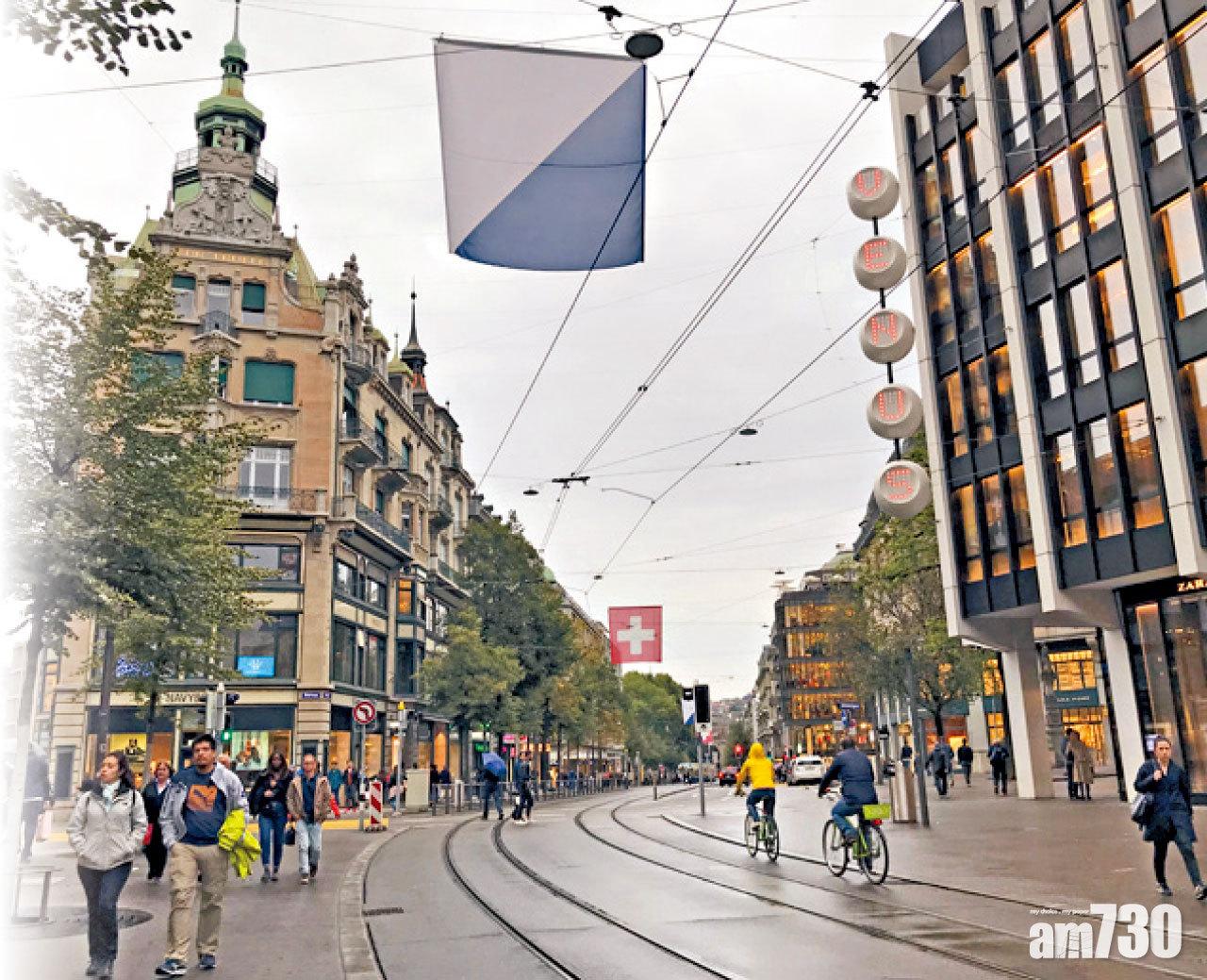 沿著輕軌鐵路走,可步往餐廳。