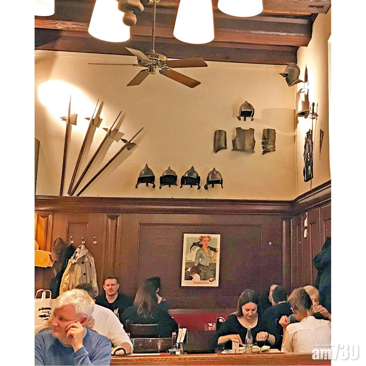 牆上的鑊甲武器都是裝飾品。