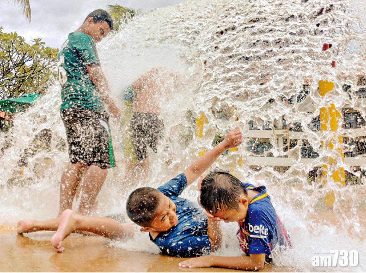 兒童戲水樂園有多個好玩又刺激的設施,這個大水桶會定時傾盆如雨下。