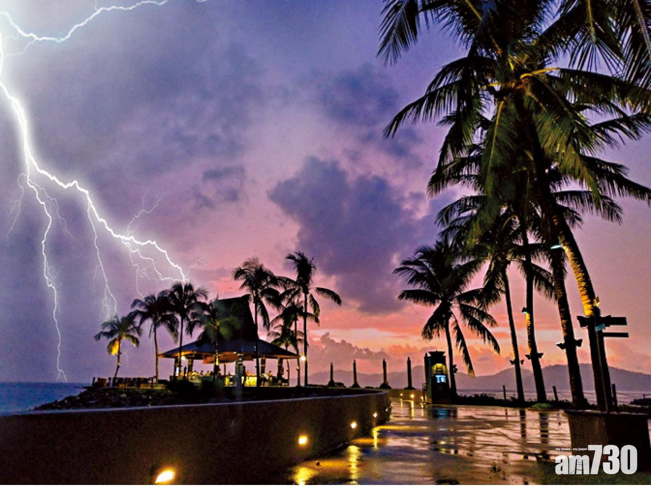 當日風雨交加,另一半天卻是日落晚霞,正是大自然的奇妙。