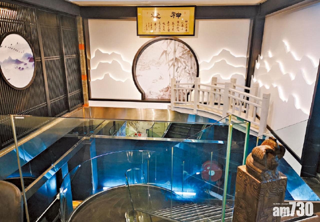 上層用餐區以清雅的蘇杭風格為主調,下層為玻璃燒乳豬房。