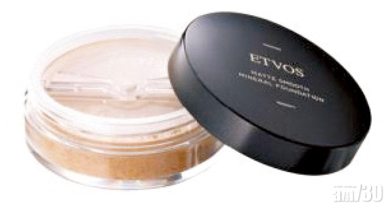 柔霧無瑕防曬礦物粉底SPF30 PA++ $270 (c)
極細粉末能完美遮蓋毛孔,實現平滑陶瓷美肌。產品不含矽靈、Paraben和礦物油等化學成分,用後無需使用卸妝產品,只需一般潔面產品即能輕鬆卸妝。