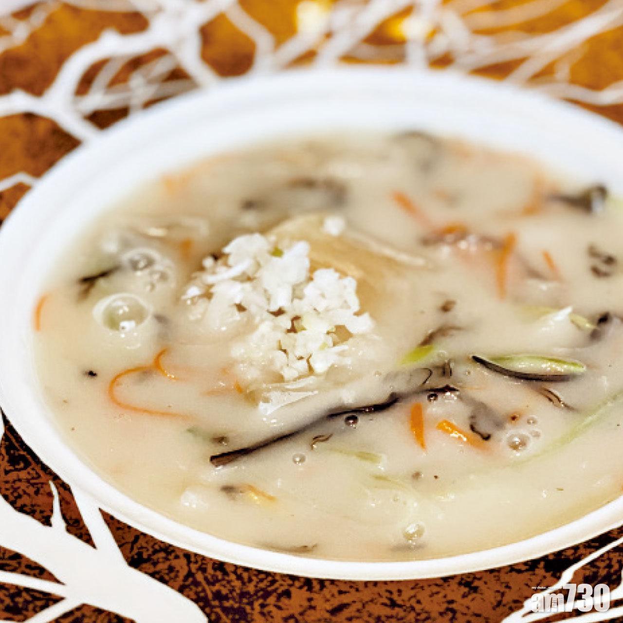 杭州名菜宋嫂魚羹,換上花膠星斑變奏出富婆版「順嫂花膠星斑球羹」,材料絲絲入扣微微濃稠吃得舒服,這個順嫂真矜貴。