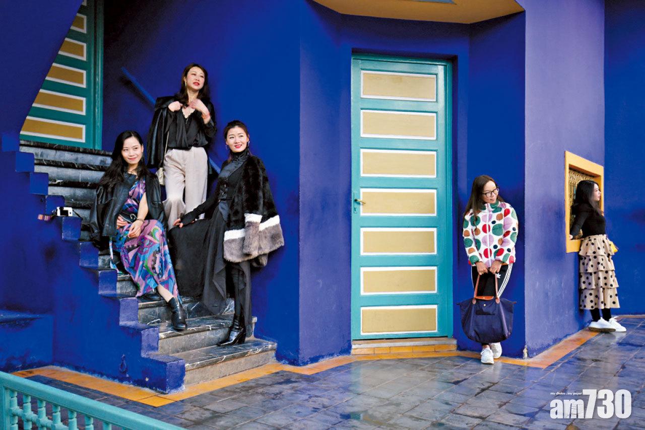 女士們在打卡位置施展渾身解數。