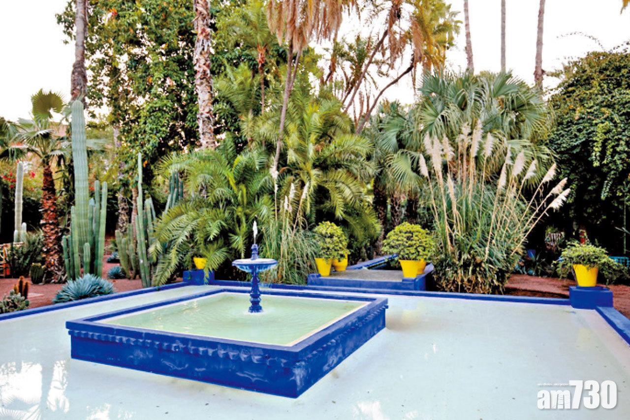 熱帶植物園旁邊,有搶眼的藍色噴水池。