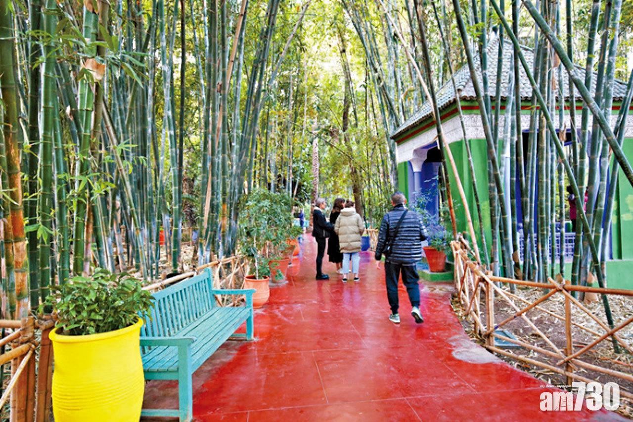 竹林與涼亭洋溢亞洲風情,彩色大花瓶,點綴每一個角落。