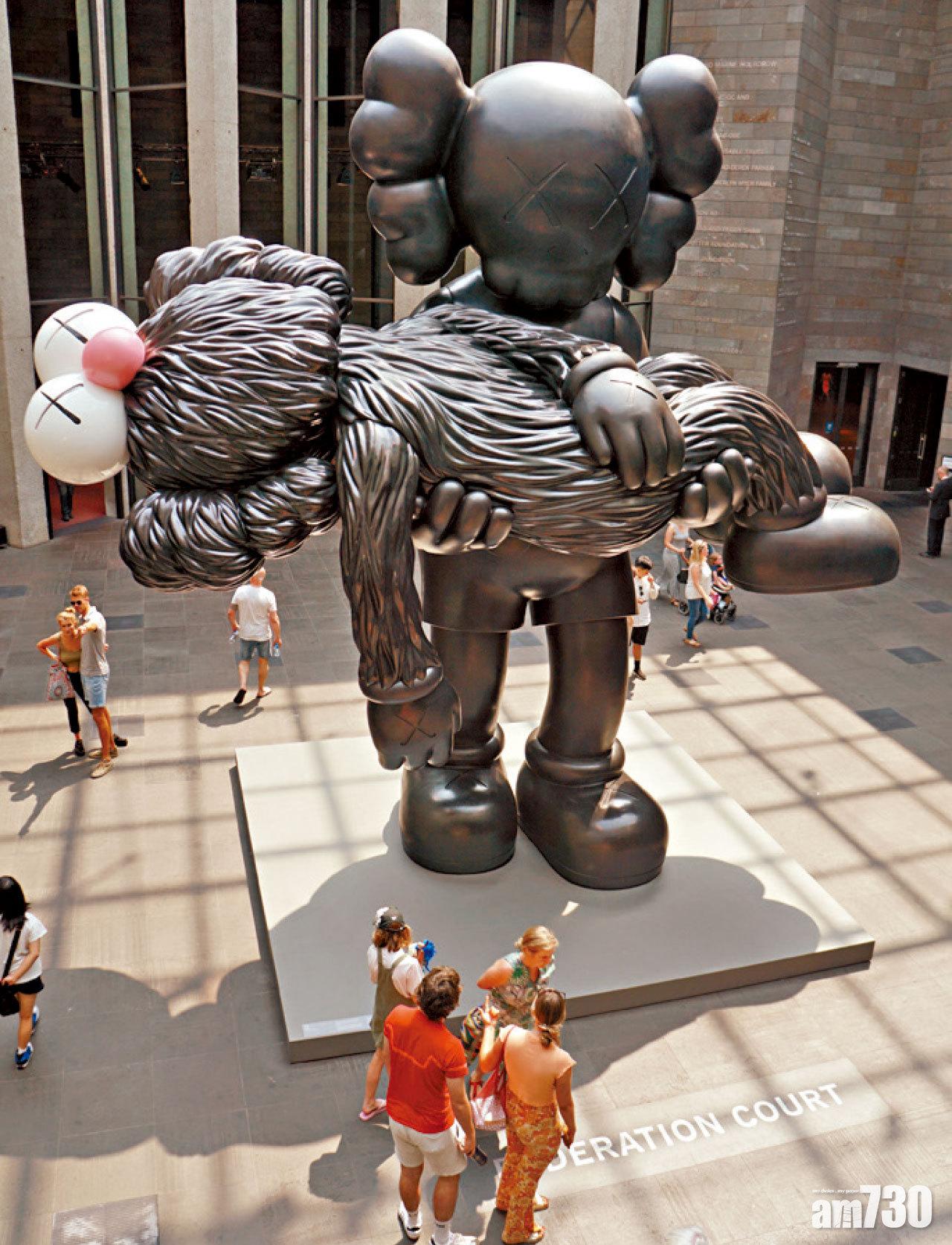 7米巨像的概念源自米高安哲羅的雕塑《聖殤》。